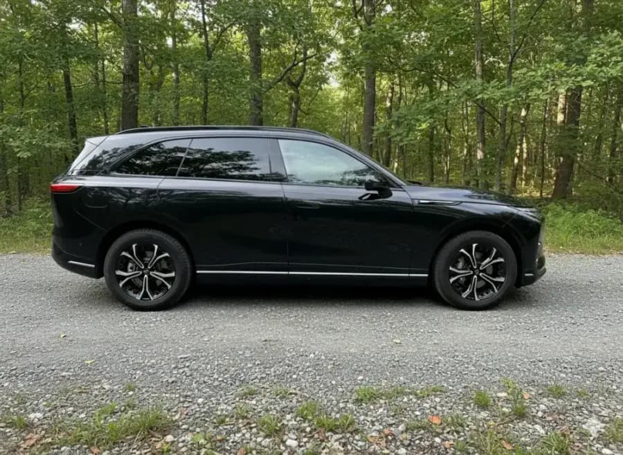 XPeng G9 de BST vu de profil : grand SUV électrique cinq places